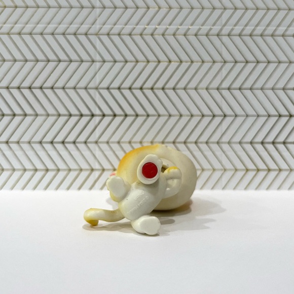 Littlest Pet Shop LPS White and Yellow Cat with Paw up #73 - Picture 3 of 4